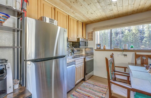 Red River Condominio | Ski-In Red River Retreat: Balcony, Mountain Views!