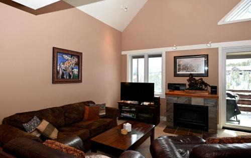 Saddle Ridge Casa | Ski-In/Ski-Out Luxury Cabin Rental with Incredible Views in Big Sky