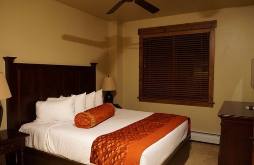 Breckenridge Complejo | Ski in/Ski out 2BR Condo at Grand Lodge on Peak 7 in Breckinridge, CO. 11-18 Jan