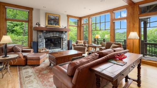 Spruce Peak Casa | Ski in Ski out 4 Bedroom Spruce Peak Lodge Luxury Mountain Cabin By Stowe Mountain Rentals