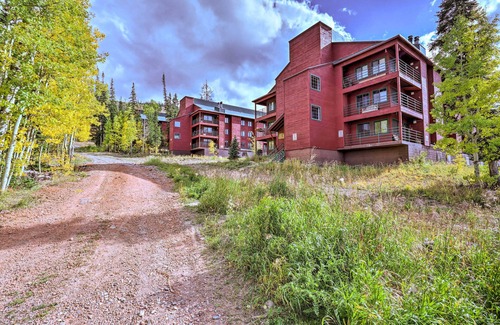 Brian Head Apartamento | Ski-in/ski-out Brian Head Condo w/ Hot Tub Access!