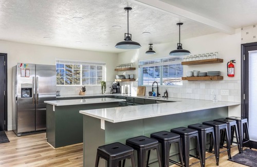 Brian Head Cabina | Ski in/Ski out cabin. 5 bedrooms. 4 king beds. Bunk room. Fast WiFi. Sleeps 25+