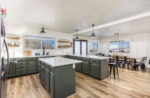 Brian Head Cabina | Ski in/Ski out cabin. 5 bedrooms. 4 king beds. Bunk room. Fast WiFi. Sleeps 25+