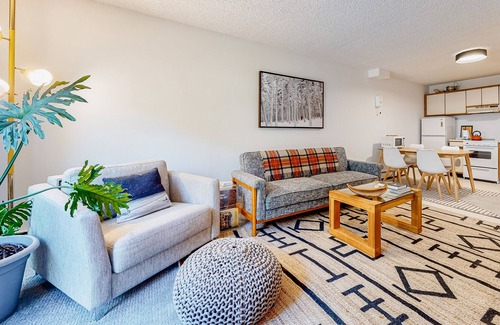 Londonderry Condominio | Ski-in/ski-out condo with patio, gym, game room & mountain view