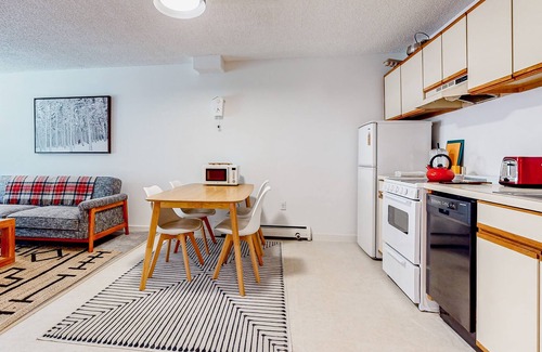 Londonderry Condominio | Ski-in/ski-out condo with patio, gym, game room & mountain view