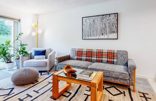 Londonderry Condominio | Ski-in/ski-out condo with patio, gym, game room & mountain view