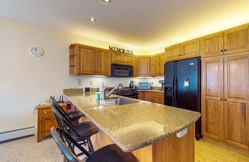 North Troy Condominio | Ski-in/ski-out condo, Grammy Jay trail, waterpark, golf, fireplace, w/d, deck