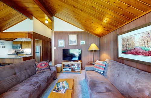 Purgatory Condominio | Ski-in/ski-out condo with lake & mountain views, patio, balcony