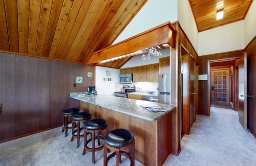 Purgatory Condominio | Ski-in/ski-out condo with lake & mountain views, patio, balcony