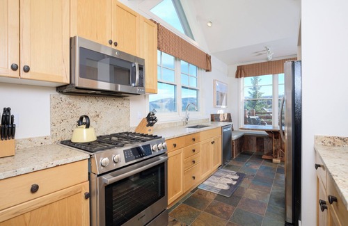 Saddle Ridge Casa | Ski-in/ski-out home w/great views & hot tub in Moonlight Basin - Saddle Ridge - Timber Wolf Chalet