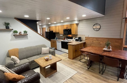 Lutsen Casa | Ski-In/Ski-Out lodge near hiking/golf, restaurants, Lake Superior and sleeps 8.