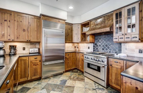 Avon Cabina | Ski-in/Ski-out Luxe Lofted Condo in Bachelor Gulch