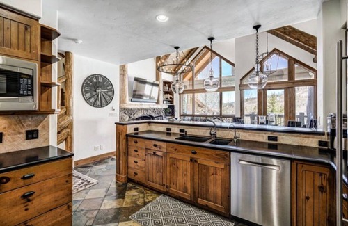 Avon Cabina | Ski-in/Ski-out Luxe Lofted Condo in Bachelor Gulch