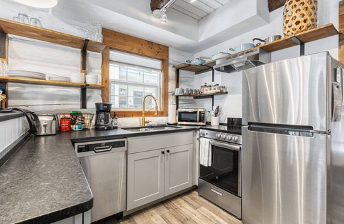 Whitefish Cabina | Black Bear Cabin # 1 2 BR 2 Cabina de baño - tiene capacidad para 6