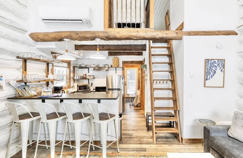 Whitefish Cabina | Black Bear Cabin # 1 2 BR 2 Cabina de baño - tiene capacidad para 6