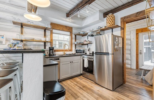 Whitefish Cabina | Black Bear Cabin # 1 2 BR 2 Cabina de baño - tiene capacidad para 6