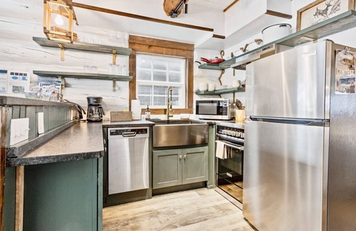 Whitefish Cabina | Black Bear Cabin # 2 2 BR 2 Cabina de baño - tiene capacidad para 6