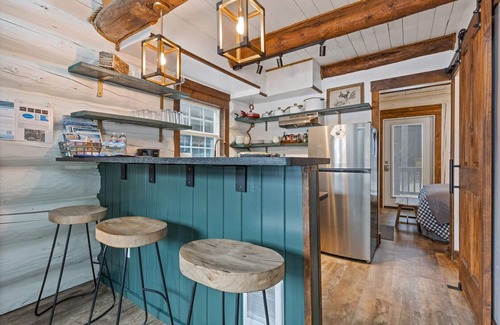 Whitefish Cabina | Black Bear Cabin # 2 2 BR 2 Cabina de baño - tiene capacidad para 6