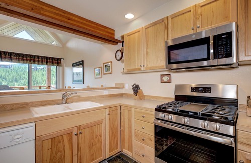 Saddle Ridge Casa | Ski-in/ski-out Moonlight Basin home w/private hot tub - Saddle Ridge - Iron Horse Haven Chalet