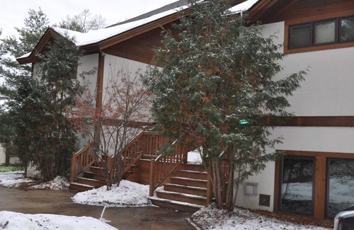 Boyne Falls Condominio | Disfrute de unas puras vacaciones de verano en Michigan. Reserva verano ahora.