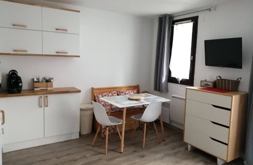 Le Pleynet Apartamento | Ski in, ski out studio for 4 in the 7 Laux ski resort