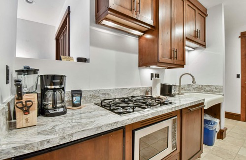 Empire Pass Condominio | Ski-in, Ski-out Studio in Empire Pass with Mountain Views, On-Site Hot Tub