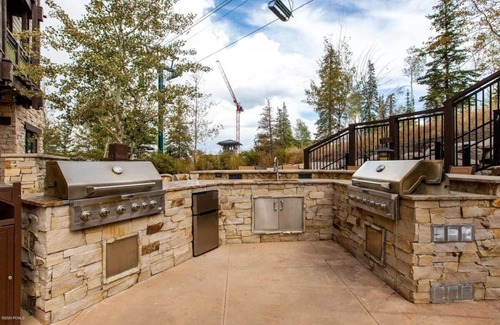 Empire Pass Condominio | Ski-in, Ski-out Studio in Empire Pass with Mountain Views, On-Site Hot Tub