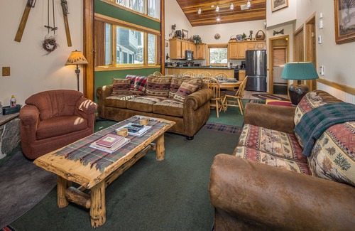 Big Horn Casa | Ski in/Ski out, views of Lake Levinsky, wood burning fireplace - Big Horn Ski Escape!