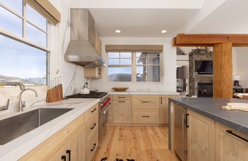 Saddle Ridge Casa | Ski-in/Ski-out w/Private Hot Tub in Moonlight Basin| Saddle Ridge - Mountain Modern Chalet