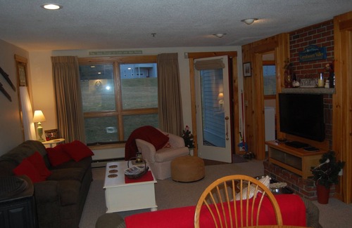 Carrabassett Valley Condominio | Ski-in / ski-out Snowbrook 2 BR 2 BA Condo
