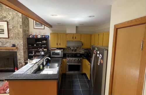 Carrabassett Valley Condominio | Ski In, Ski Out condo in prime location! Short, flat walk to restaurants/bars!