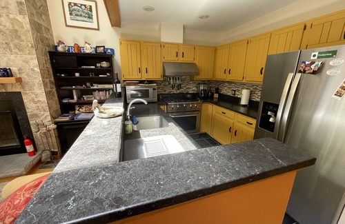 Carrabassett Valley Condominio | Ski In, Ski Out condo in prime location! Short, flat walk to restaurants/bars!