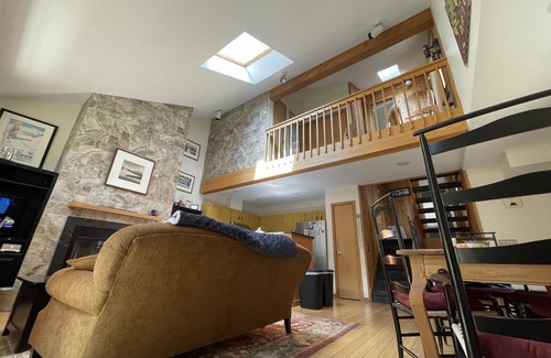 Carrabassett Valley Condominio | Ski In, Ski Out condo in prime location! Short, flat walk to restaurants/bars!