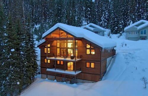 Sandpoint Casa | Ski-InandSki-Out Schweitzer Mtn Home Decks and Views!