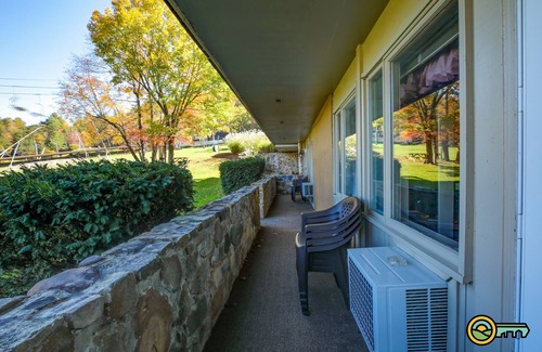 Mount Jackson Condominio | Ski/MTB/Golf Condo (#103) - Slope side | Walk out to ski slopes & mountain bike park!