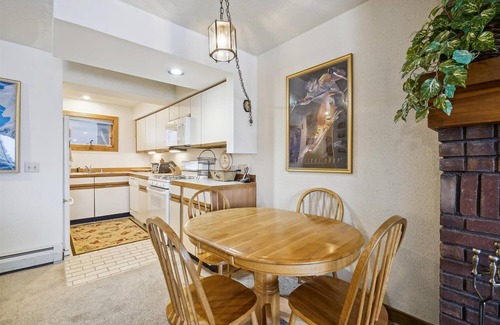 Central Vermont- Killington Condominio | Esquíe en / esquíe desde su puerta, con piscina, jacuzzi y gimnasio