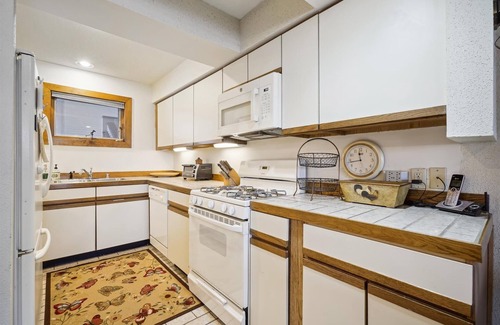 Central Vermont- Killington Condominio | Esquíe en / esquíe desde su puerta, con piscina, jacuzzi y gimnasio