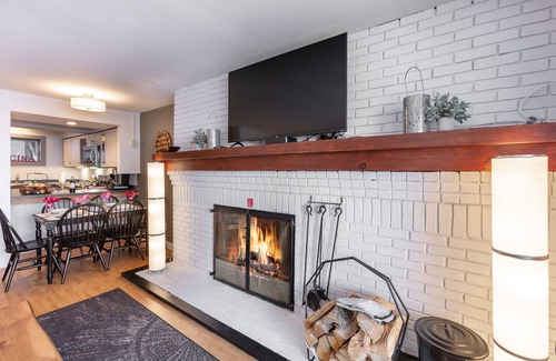 Central Vermont- Killington Condominio | Ski On-Ski Off Condo actualizado con chimenea de leña real y cama King - Killington