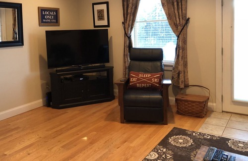 Carrabassett Valley Condominio | Ski or Snowmobile, espacioso condominio de lujo a 6 millas al sur de Sugarloaf.