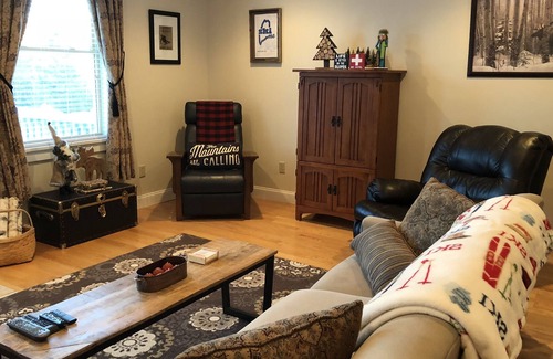 Carrabassett Valley Condominio | Ski or Snowmobile, espacioso condominio de lujo a 6 millas al sur de Sugarloaf.