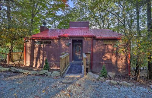 Beech Mountain Casa | Ski Resort Cabin with Deck in Beech Mountain!