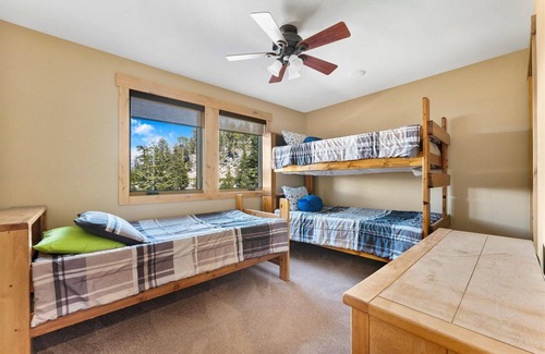 Tahoe Village Casa | Ski Slope Luxury con bañera de hidromasaje, ascensor, sala de juegos, chimenea, barbacoa (HNH1410)