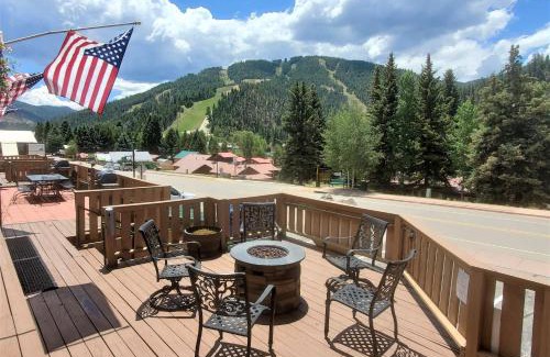 Red River Apartamento | Ski View 03 - On Main Street - WiFi - Cable - Fireplace - Trailer Parking In Back - Patio with Gas Grill