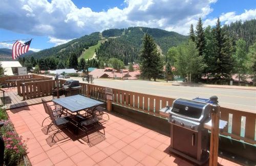 Red River Apartamento | Ski View 03 - On Main Street - WiFi - Cable - Fireplace - Trailer Parking In Back - Patio with Gas Grill