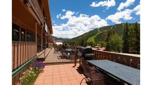 Red River Apartamento | Ski View 04 Columbine - On Main Street - WiFi - Cable - Fireplace - Trailer Parking In Back - Patio with Gas Grill