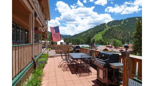 Red River Apartamento | Ski View 04 Columbine - On Main Street - WiFi - Cable - Fireplace - Trailer Parking In Back - Patio with Gas Grill