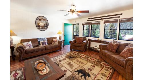 Red River Apartamento | Ski View 09 Southern Comfort - On Main Street - WiFi - Cable - Fireplace - Trailer Parking In Back - Patio with Gas Grill