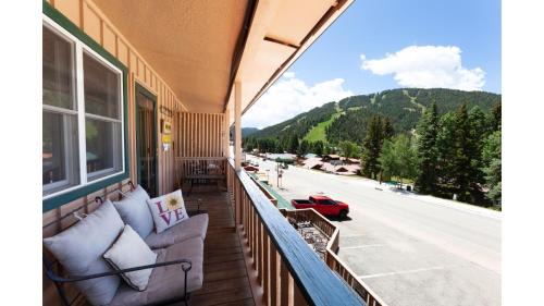 Red River Apartamento | Ski View 09 Southern Comfort - On Main Street - WiFi - Cable - Fireplace - Trailer Parking In Back - Patio with Gas Grill