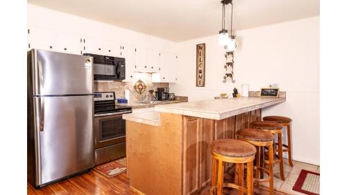 Red River Apartamento | Ski View 09 Southern Comfort - On Main Street - WiFi - Cable - Fireplace - Trailer Parking In Back - Patio with Gas Grill