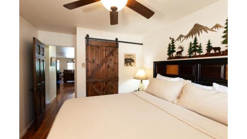 Red River Apartamento | Ski View 09 Southern Comfort - On Main Street - WiFi - Cable - Fireplace - Trailer Parking In Back - Patio with Gas Grill